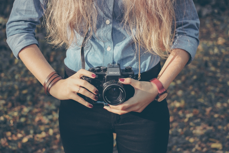 photographe-GOURDON-min_hand-person-girl-woman-camera-photography-614-pxhere.com